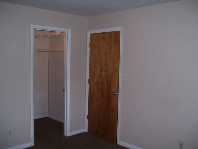 Building Photo - **Available in February* 2bd/2ba Condo close to Truman & Coffee Buff with community Pool.