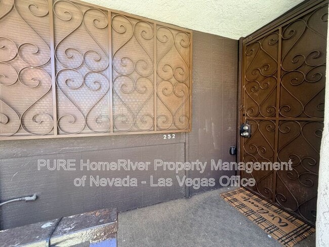 Building Photo - 1405 E Vegas Valley Dr