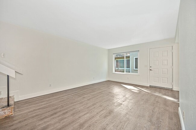 Building Photo - Beautifully Updated 2 Story Unit