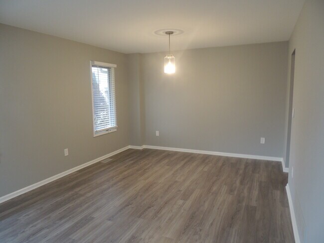 Building Photo - 404 Pinebrooke Cir