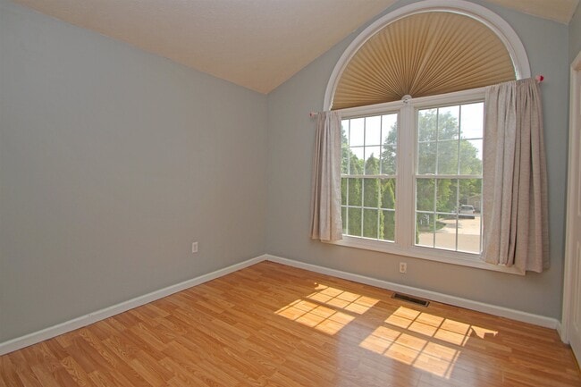 Building Photo - 235 Quail Run Dr