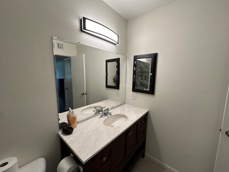 Building Photo - 8523 Hearth Dr