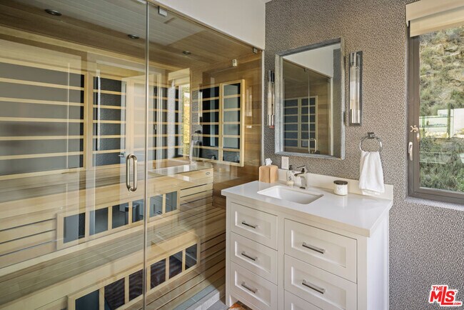 Building Photo - 8080 Laurel View Dr