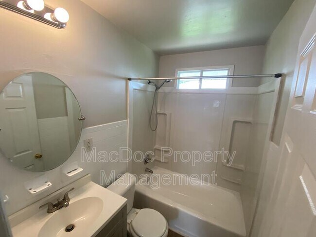 Building Photo - 119 Gibson St