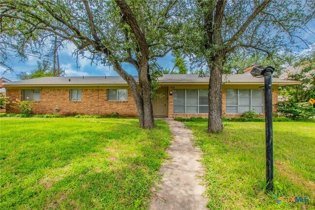 Building Photo - 3209 Shady Hill Dr