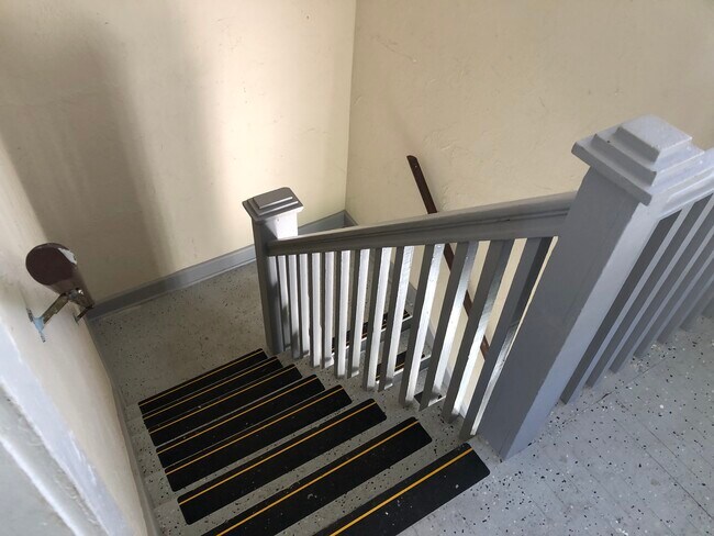 Building Photo - 418 Goodall Ave