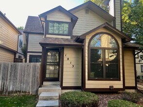 Building Photo - Charming 2BR/2.5BA Townhome in Deer Pointe Village! Beautiful Hardwood Floors Throughout Main Lev...