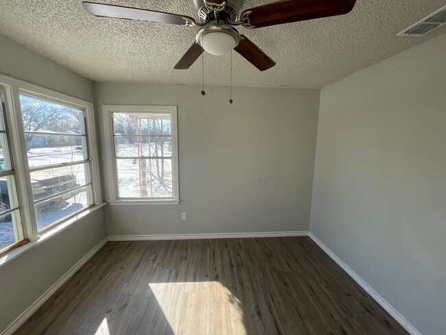 Building Photo - 3 bedroom, 2 bath