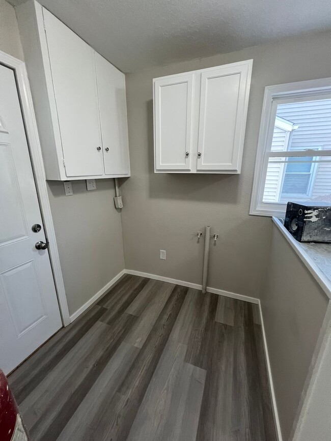 Building Photo - Completely Updated 3 Bedroom 2 Full Bath