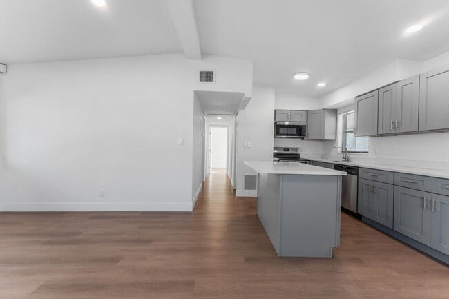 Building Photo - 5100 3rd Ave S