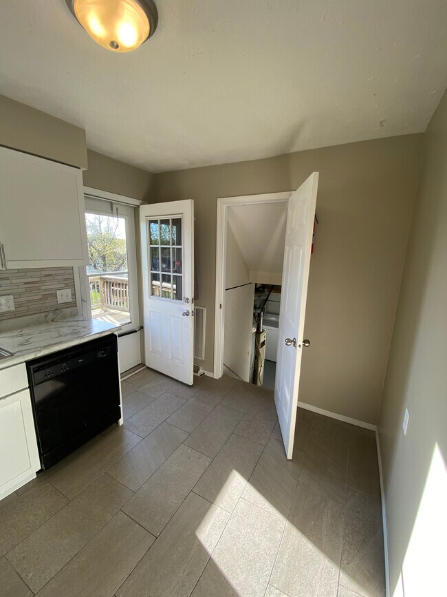 Building Photo - 5606 S 114th St