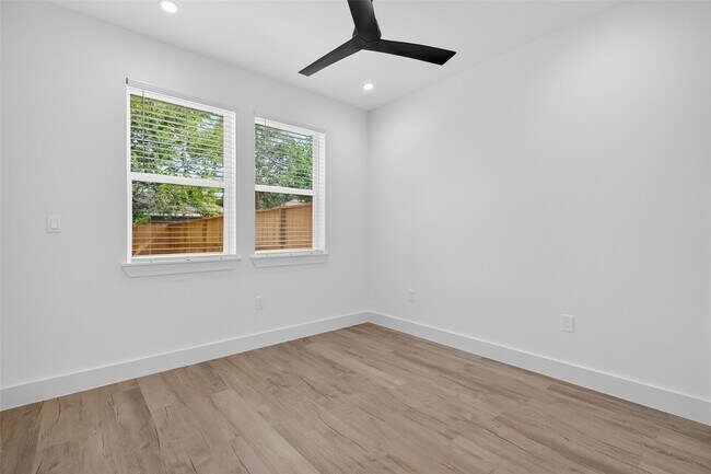 Building Photo - 5027 Willow Glen Dr