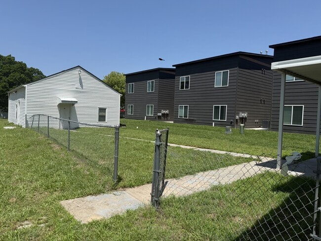Building Photo - 915 N Hoover Rd