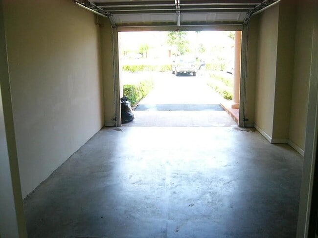 Building Photo - 2044 Alta Meadows Ln