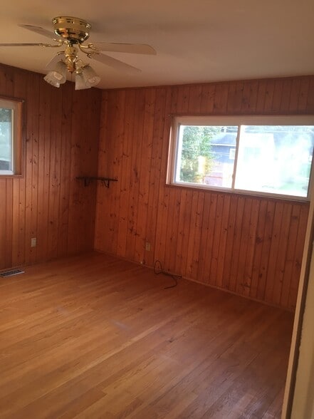 Bed 3 - 463 Lawnview Cir