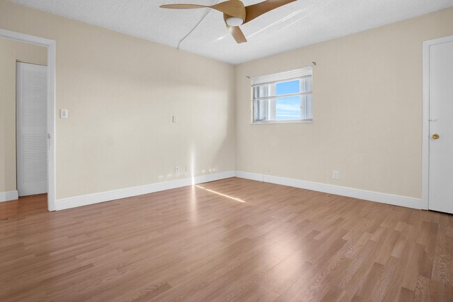 Building Photo - 1100 SE 4th Ave