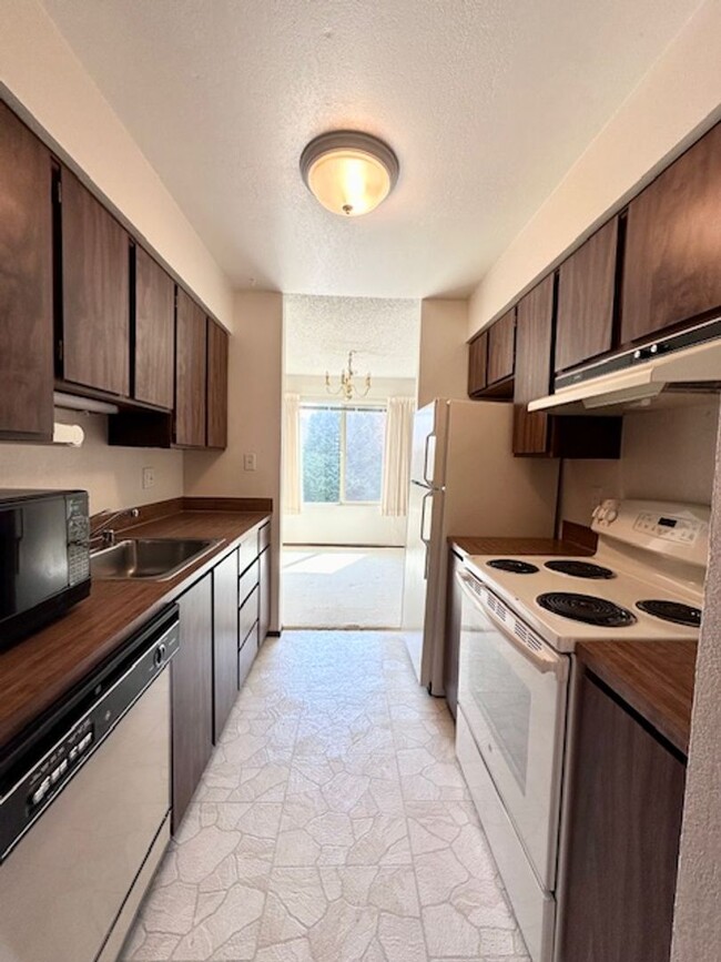 Building Photo - 2 bedroom condo with Washer/Dryer