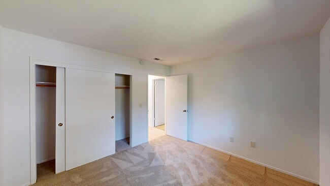 Building Photo - 356 Robinson St