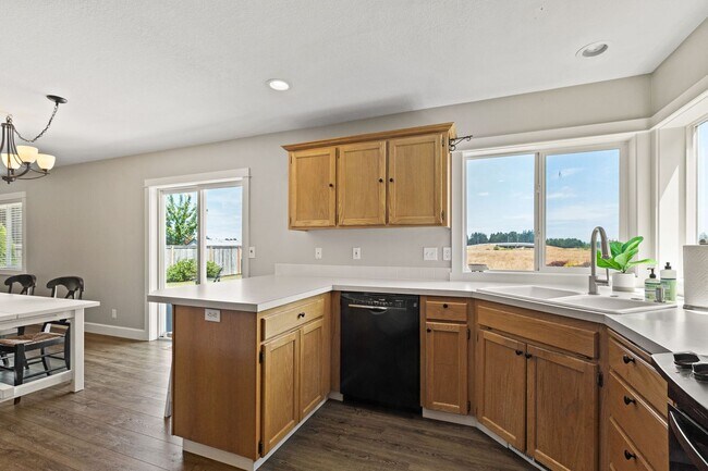 Building Photo - 753 SE Boysen Ln