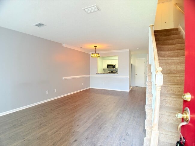 Building Photo - Move in Ready 2 bedroom condo Prime location