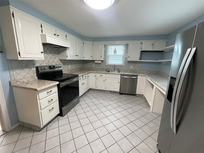 Building Photo - 412 Lyndale Dr