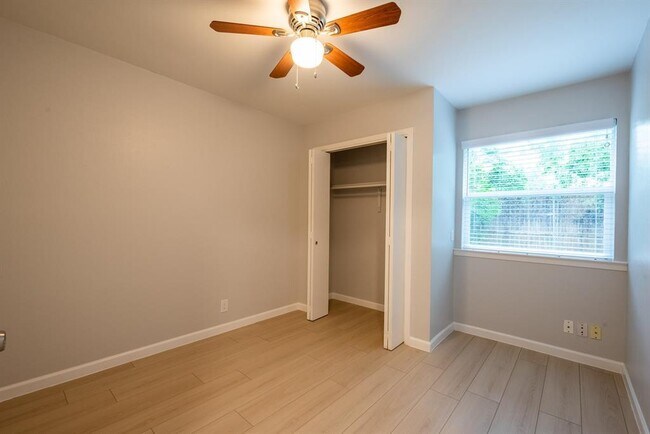 Building Photo - 8708 Pineridge Dr