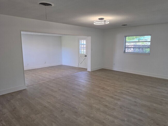 Building Photo - FOR RENT!!! SIMPLY STUNNING AND SPACIUS 3 BED 2 BATH SINGLE FAMILY HOME..