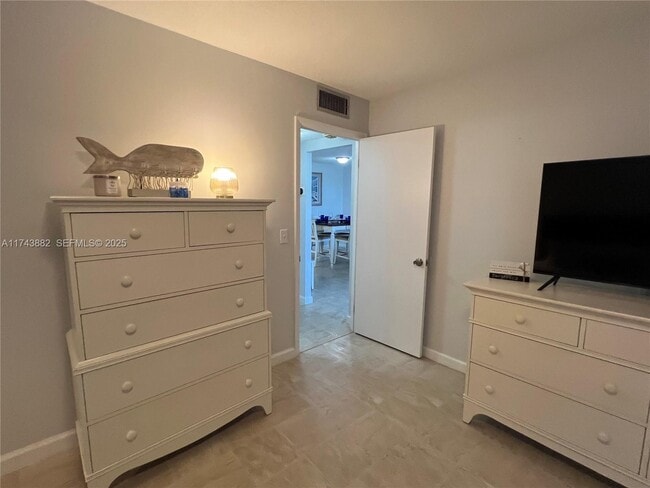 Building Photo - 125 S Ocean Ave