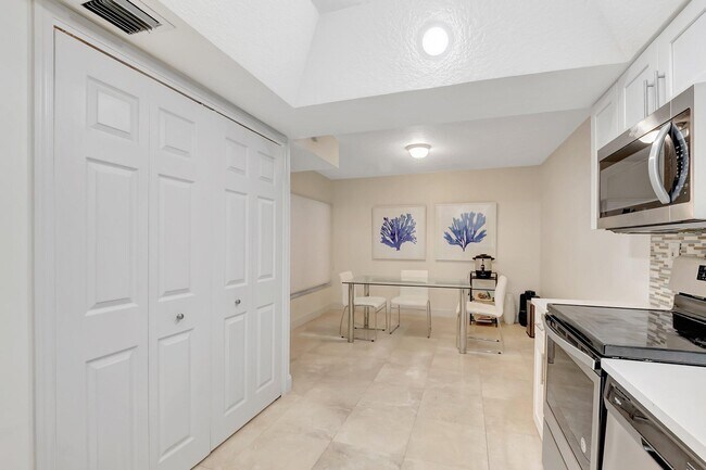 Building Photo - 7370 Orangewood Ln