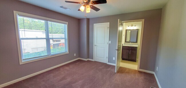 Building Photo - Preleasing for Fall 2026 - 4 Bedroom 4 Bat...