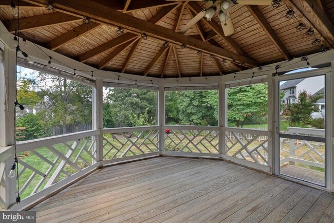 Building Photo - 8608 Oak Brook Ln