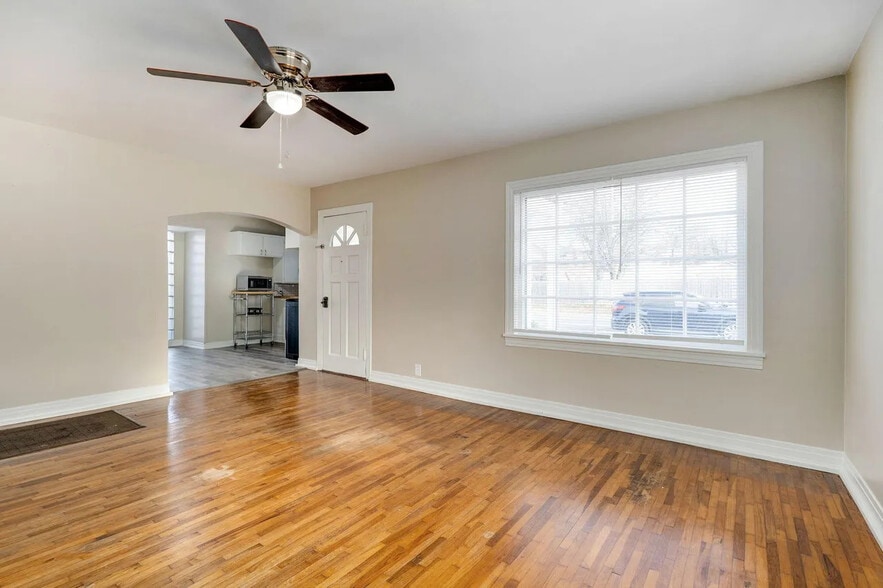 Building Photo - 103 E Meadow Ave