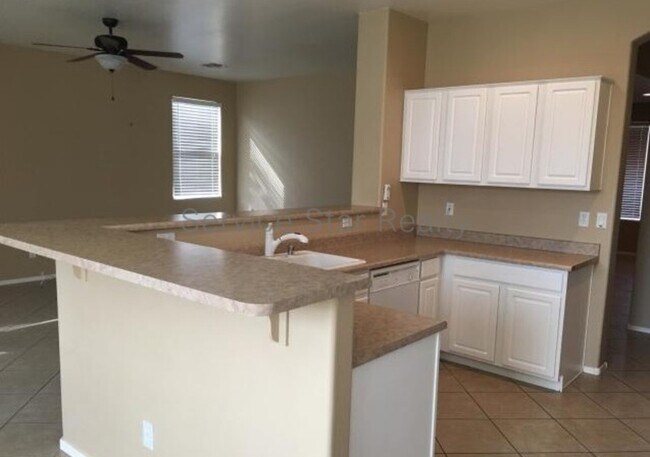 Building Photo - 4745 E Bellerive Dr