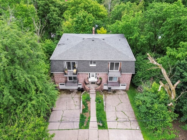 Building Photo - Ready for mid-May, don't miss this SPACIOUS 2-bedroom in the heart of Crafton!