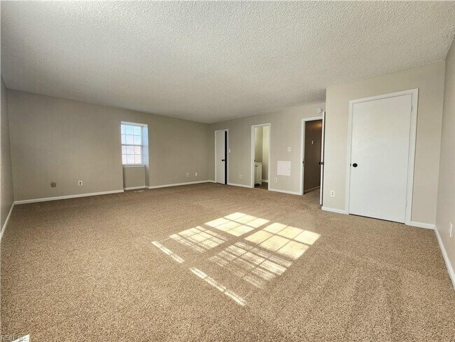 Building Photo - Beautifully renovated end-unit townhouse located in Central Virginia Beach