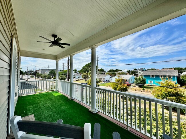 Building Photo - A Block From The Beaches! Ready 09-21-26! Oversized Parking Pad, Pet Friendly!