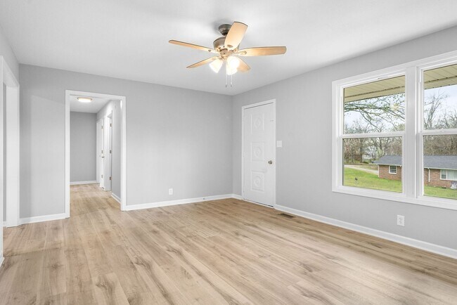 Building Photo - Newly Renovated 3 Bedroom Pet Friendly Hom...