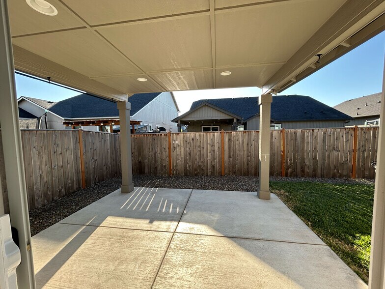 Back Patio - 511 Casting St SE