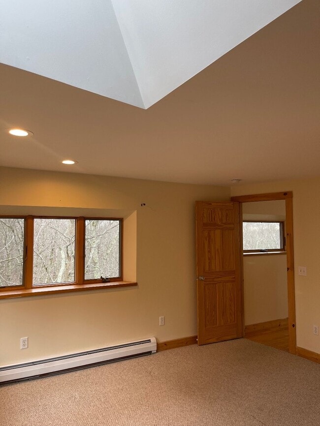 Building Photo - 283 N Valley Rd