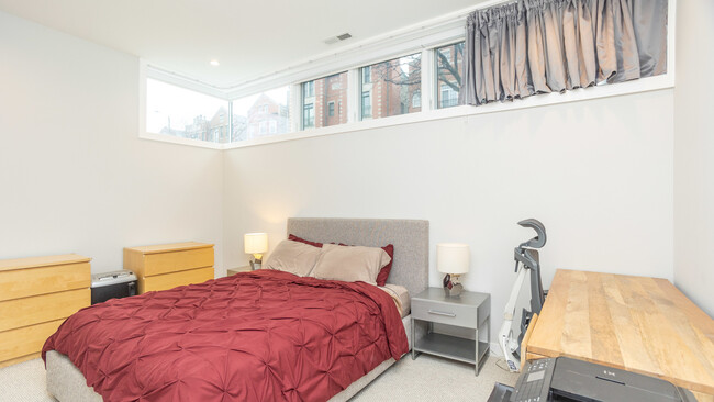 Building Photo - 1947 W Diversey Pkwy