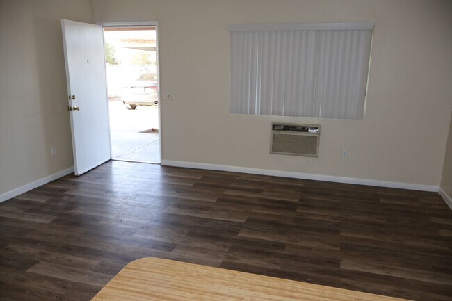 Building Photo - 1St Month's Rent FREE!!! 2 Bedroom 1 Bathr...
