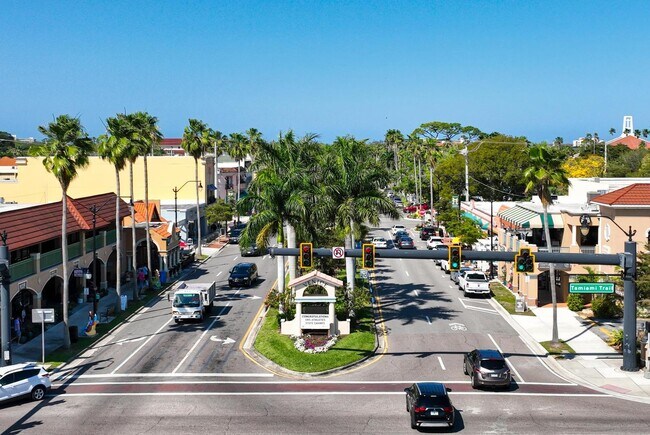 Building Photo - GORGEOUS FULLY RENOVATED 2ND FLOOR 2 BEDRO...