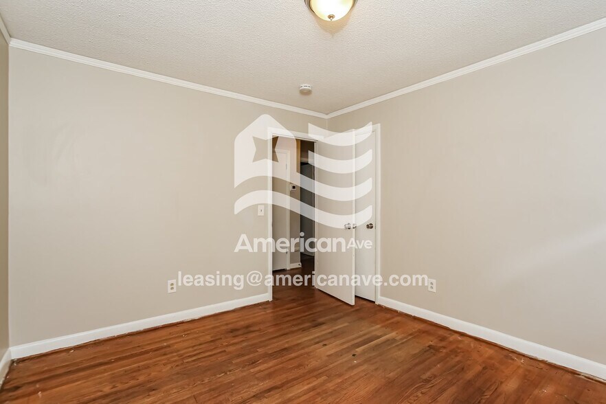 Building Photo - 1813 Bassler St