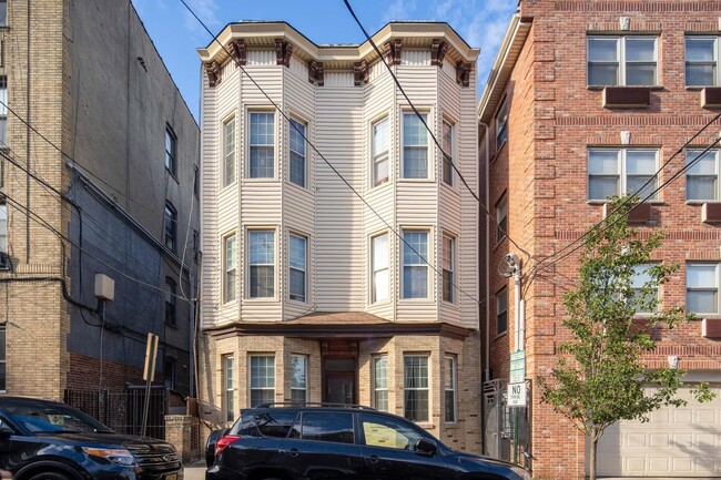 Building Photo - 210 36th St