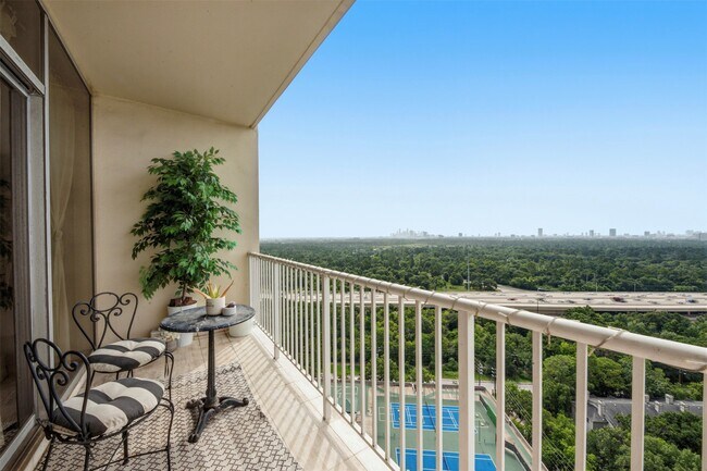 Building Photo - 121 N Post Oak Ln