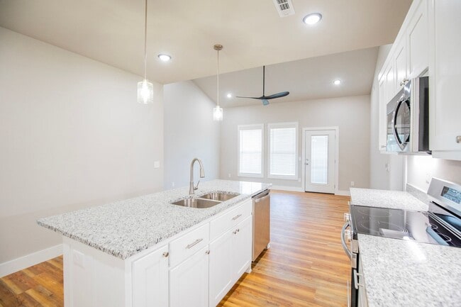 Building Photo - ***905 Seaborn***