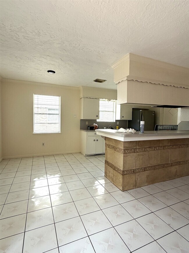 Building Photo - 10830 Overlea Dr