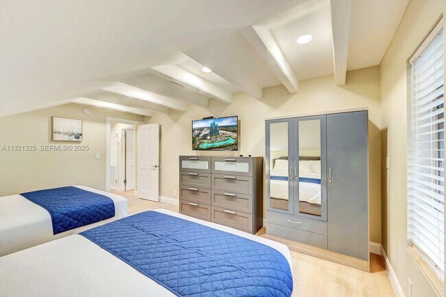 Building Photo - 1020 N 13th Terrace