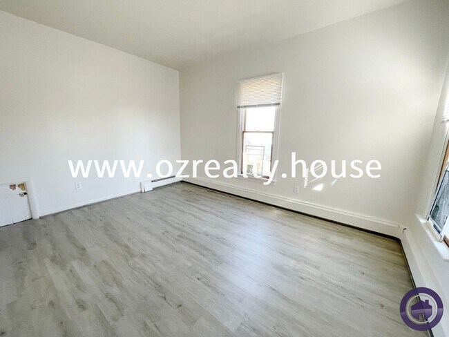 Building Photo - 215 E Reed Ave