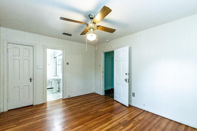 Building Photo - 2513 26th St